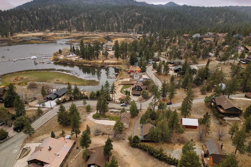 Cozy 2BR Fawnskin Cabin Big Bear Lake, Hiking Trails & Snow Summit Nearby
