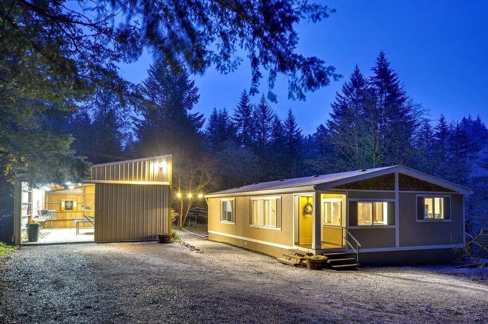 Washington Retreat: Fire Pit, Hot Tub & Ping Pong! view 3