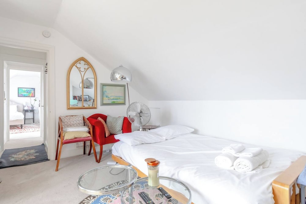 Top Floor 1BD Flat With Balcony - Ladbroke Grove