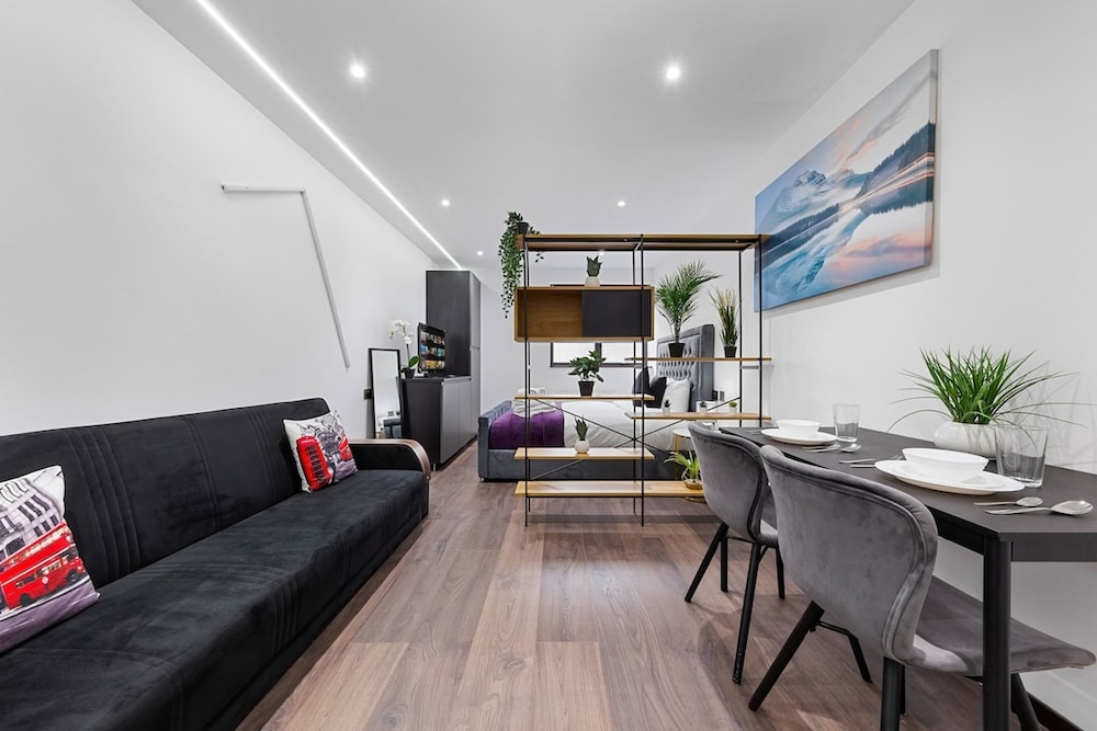 Bright Studio Retreat in Golders Green