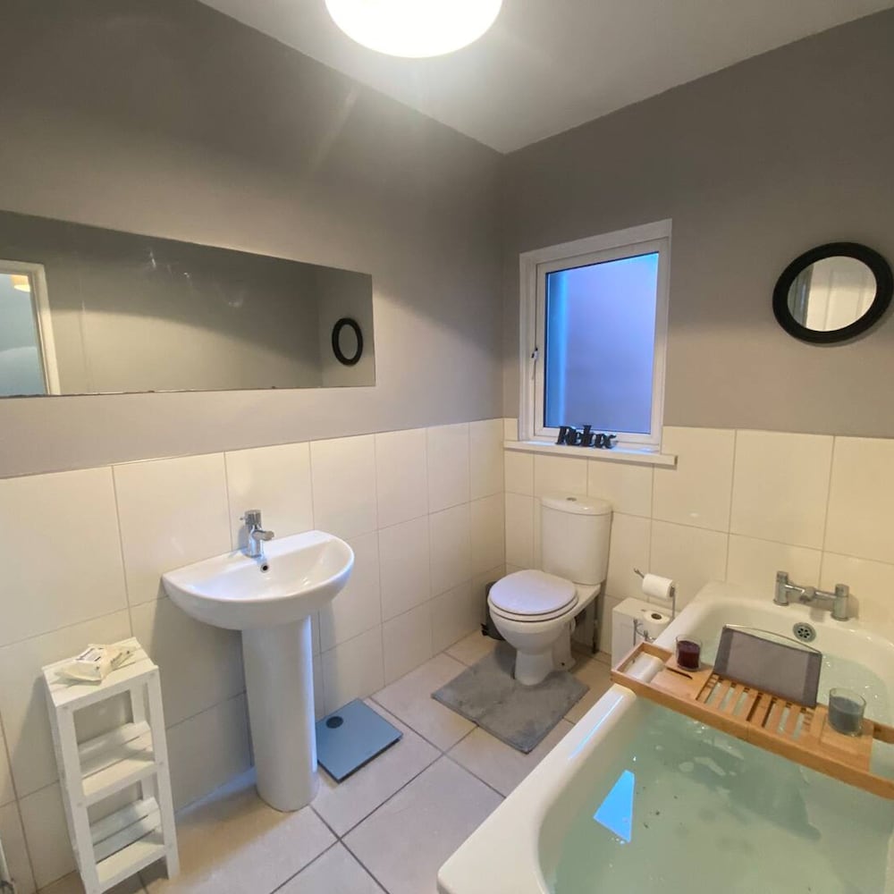 Warm Cozy 2BR House Ormeau Road view 2