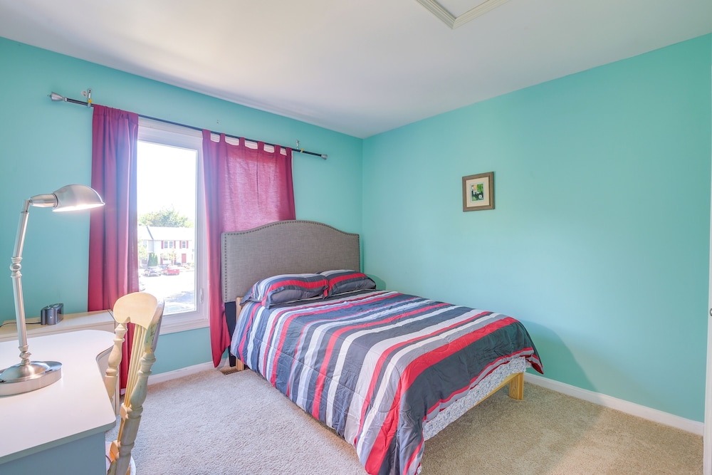 Close to Hospital & Dulles: Herndon Townhome