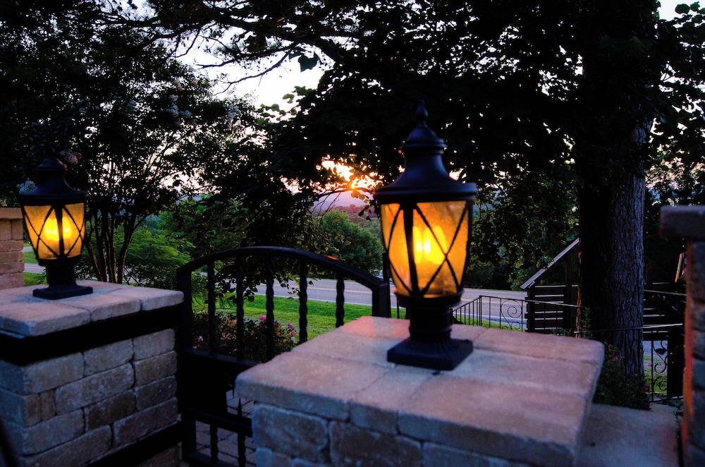 Whispering Woods Cabins & Grill