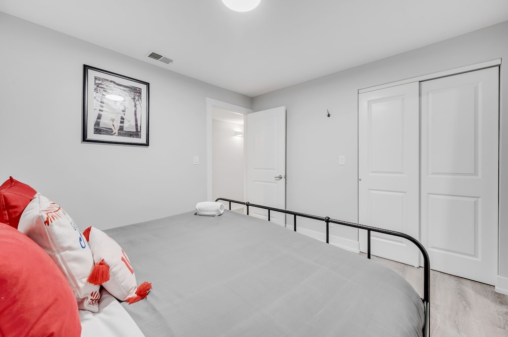 Modern Design 2bd Garden Condo Near United Center by AllSet Turnover photo 3