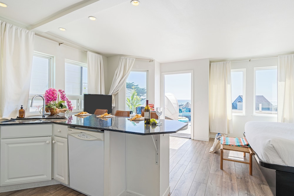 The Cayucan Bungalows by AvantStay Pet-Friendly Getaway Steps from Cayucos State Beach