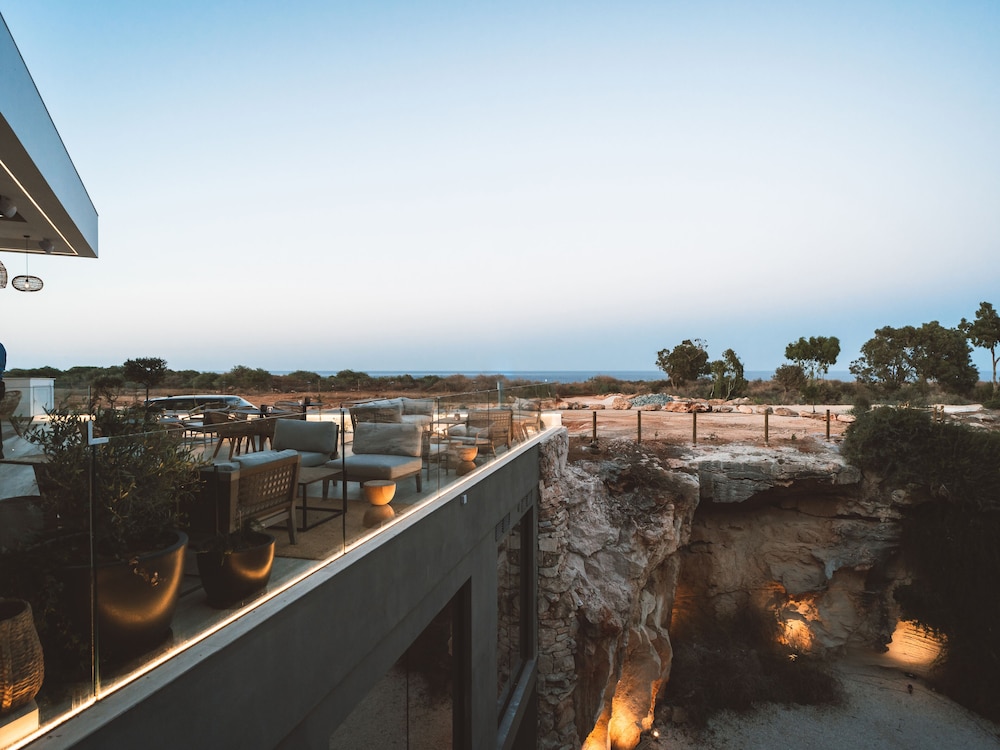 Sanders Konnos Bay Athina - Breathtaking 6-bedroom Villa On the Beach Front