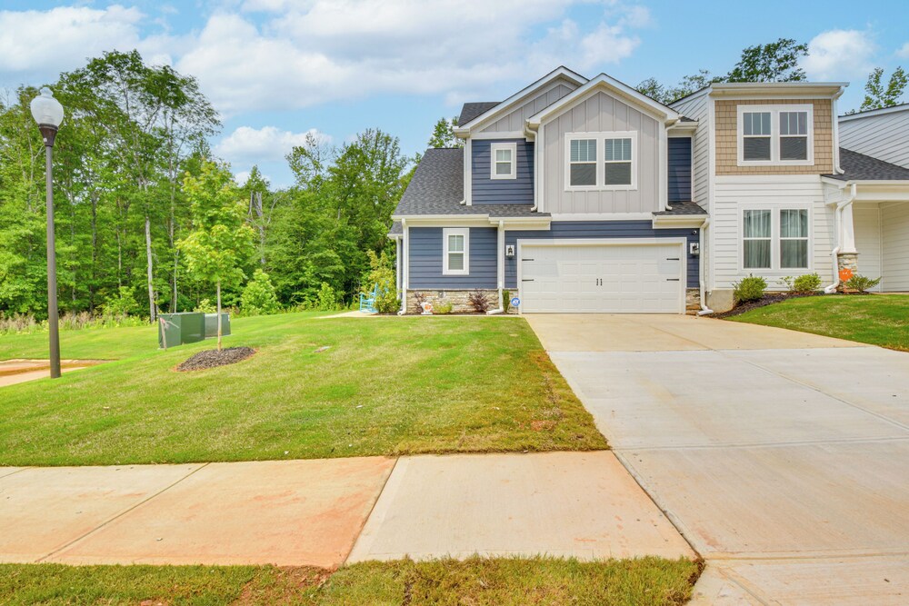 5 Mi to Memorial Stadium & Beach: Modern Townhome