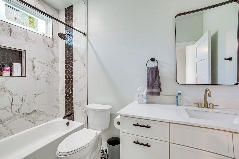 3 Mi to Dtwn Dallas: Pet-friendly Retreat w/ Yard