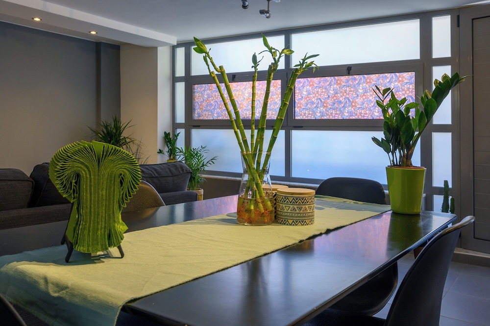 Gazi Metro APT Urban Balcony Oasis