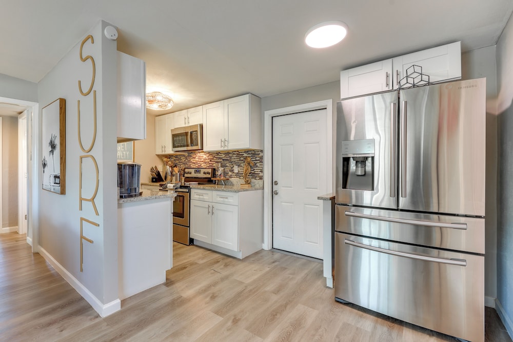 5 Blocks to Jax Beach: Getaway w/ Patio & Yard!