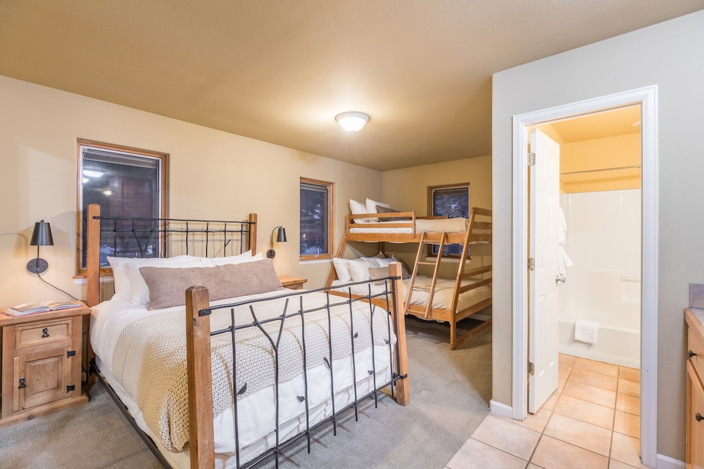 River Rock by Avantstay 8 Bedroom Ski Estate w Hot Tub Movie Theatre 10 Min Walk to Mtn