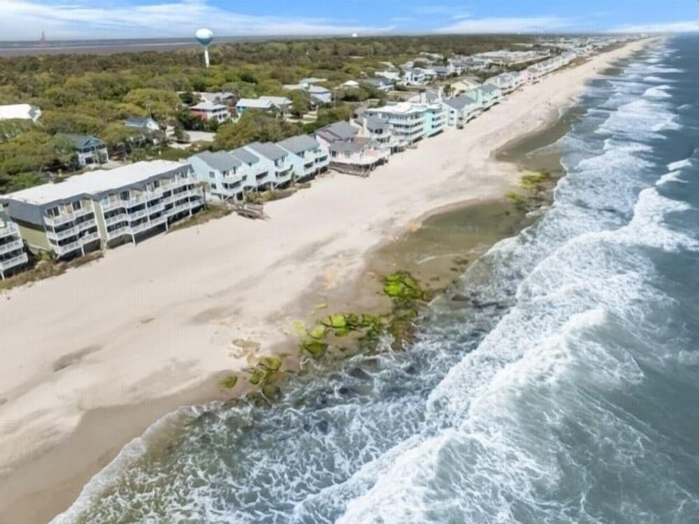 Atlantis Blue - Relaxing Beach Getaway Home Directly Across The Street From Beach Access! 5 Bedroom Home by RedAwning