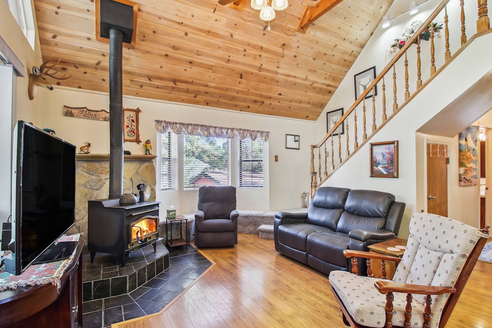 Peaceful Pinetop-lakeside Cabin w/ 4 Decks! view 2