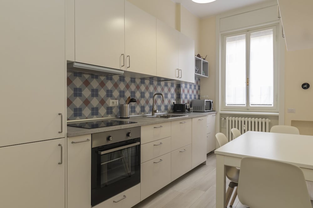 JOIVY Modern 2bed flat with balcony, 250m from M5 Foppa and M2 Sant'Agostino