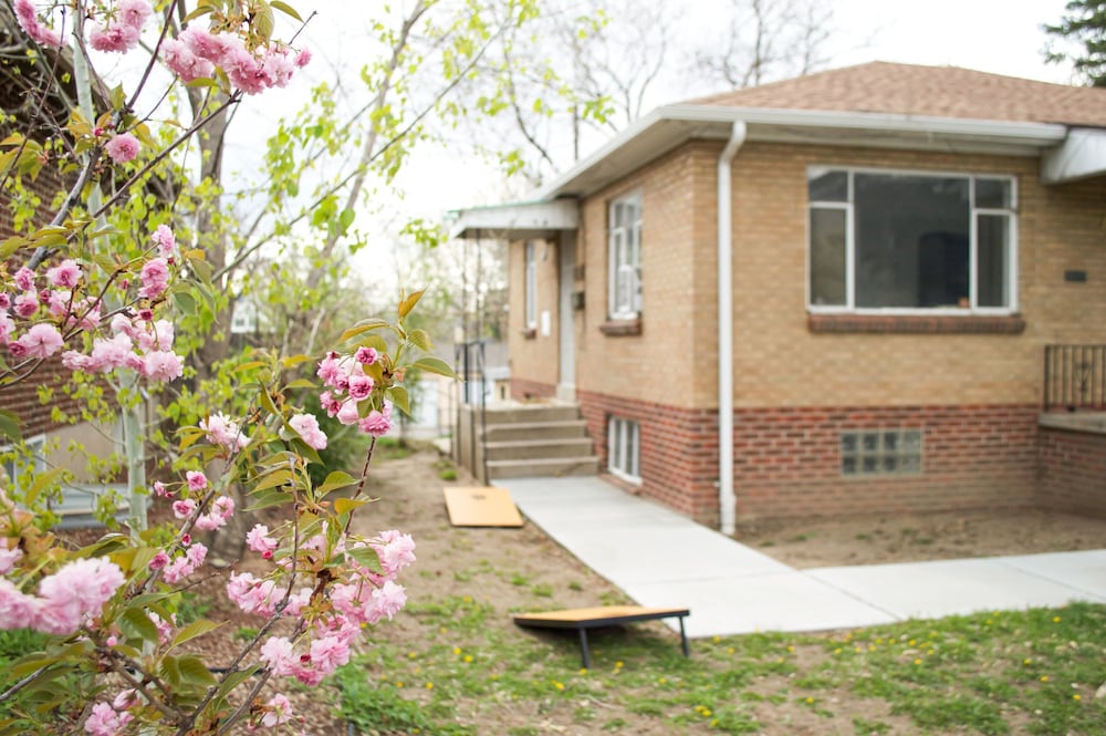 Storybook Flat Cozy 2BR Near Wash Park DU