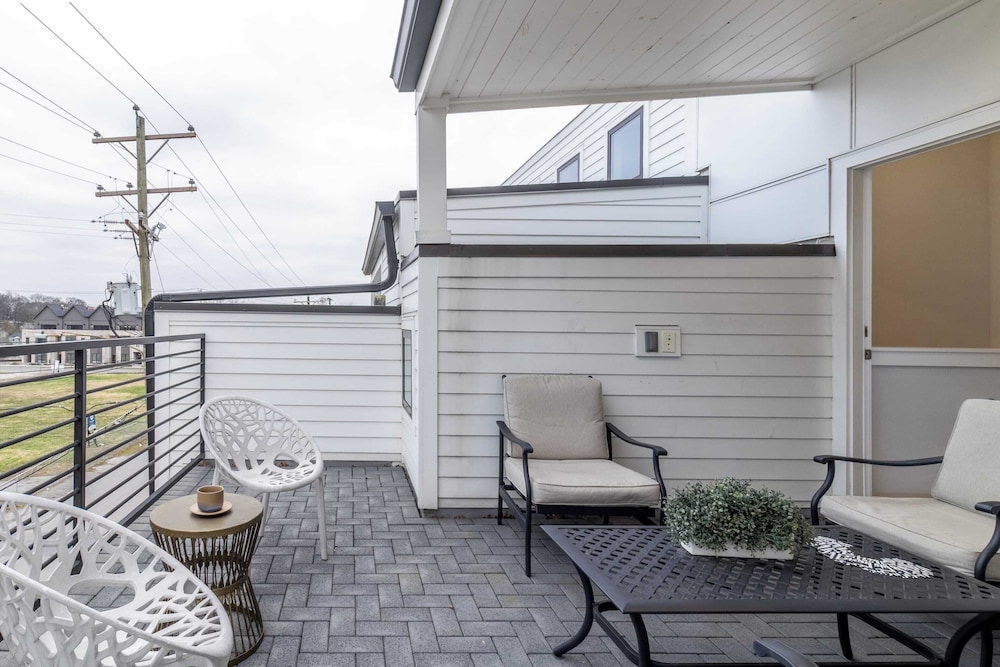 Monty by Avantstay 4bdr 4ba, Balcony w/ Outdoor Seating, 5mins to DT