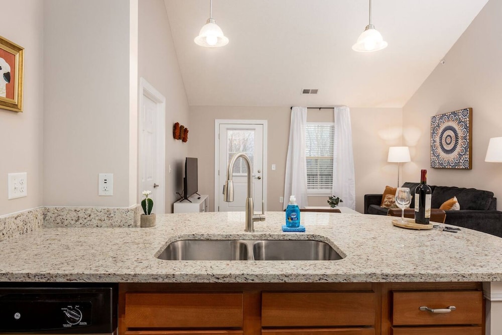 Woodland Penthouse 2BR W D Pool Gym Walkable