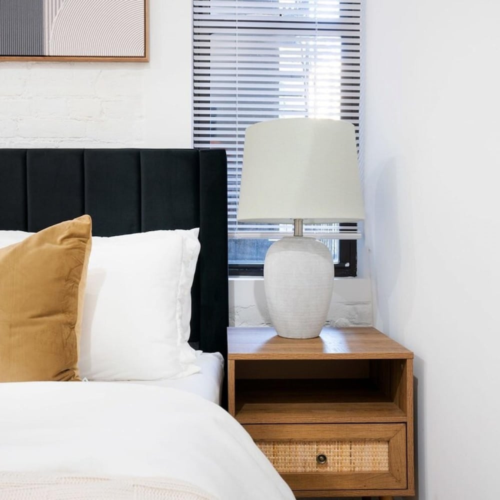 403-2e Newly Renovated Studio UES