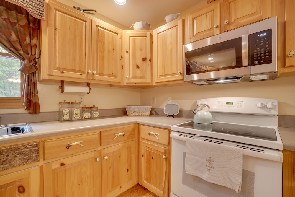 Picturesque Clayton Cabin w/ Mountain Views!