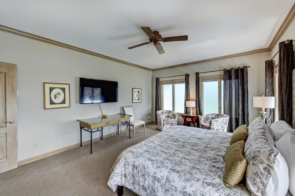 Landover Lodge by Avantstay Waterfront Dock
