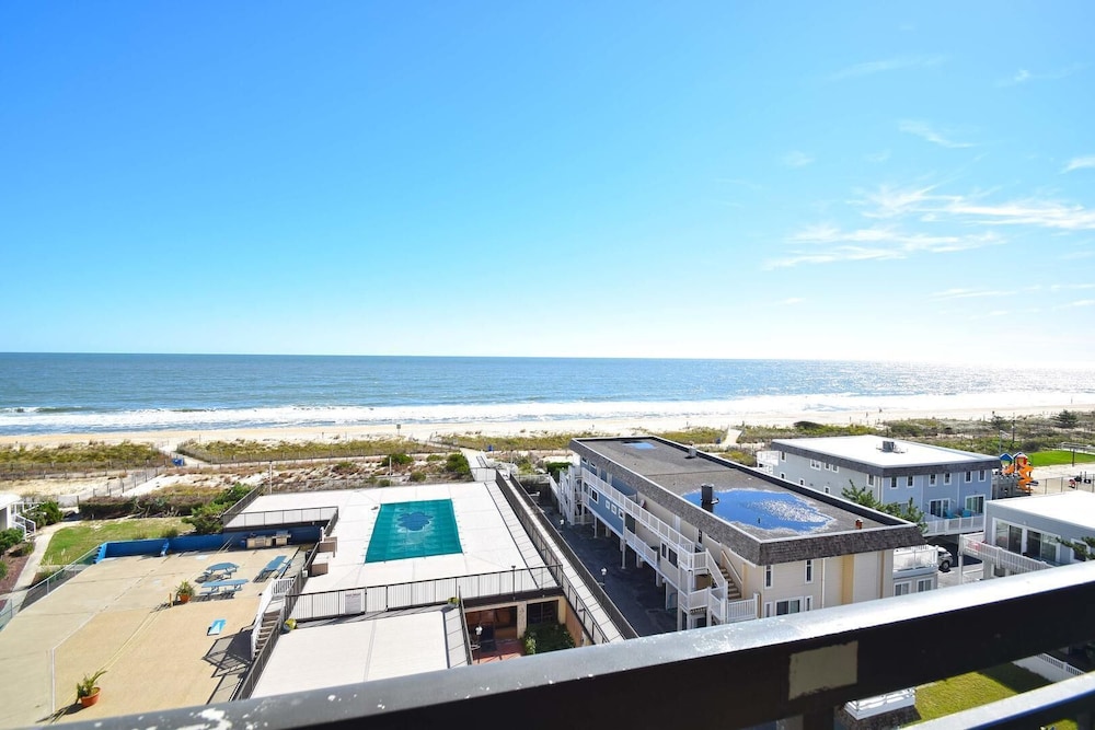 Fountainhead 702 by RedAwning