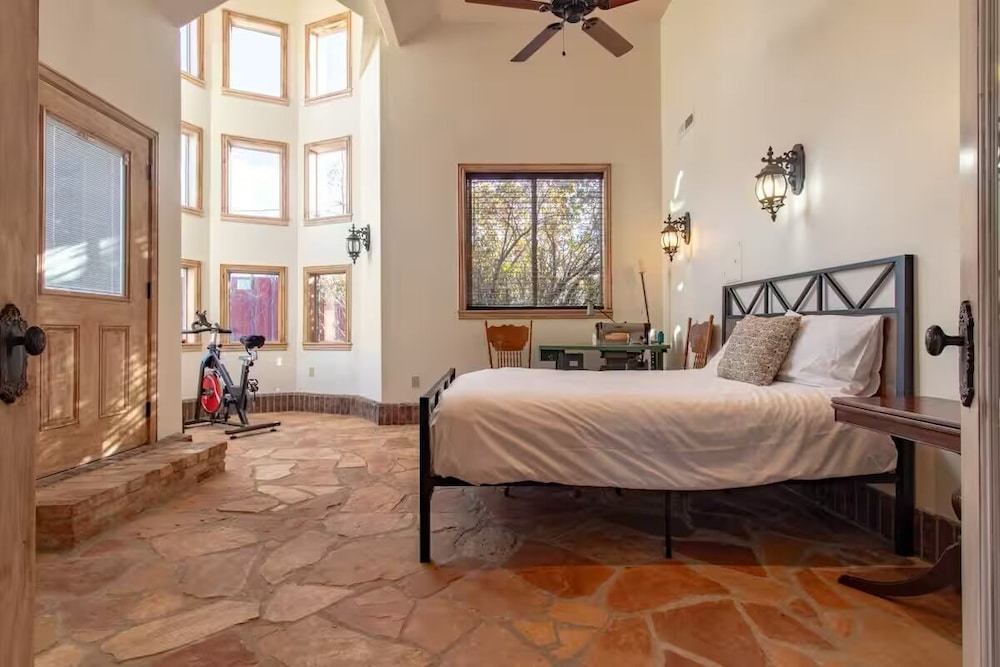 14 Guests 5BR 2BA Game room and Living