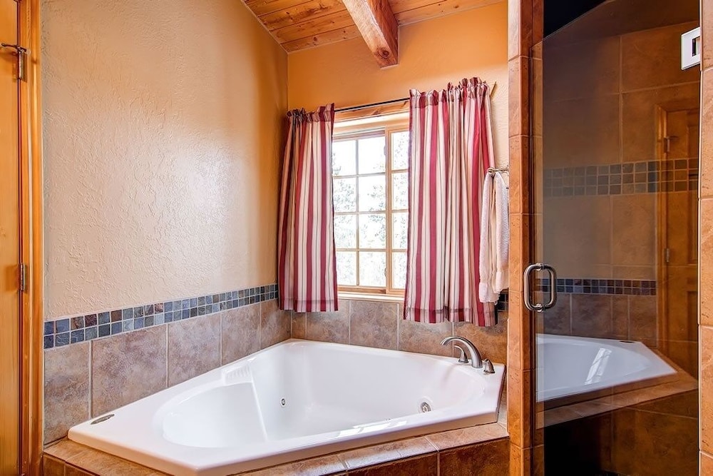 Snowshoe 4 Bedroom Home by RedAwning