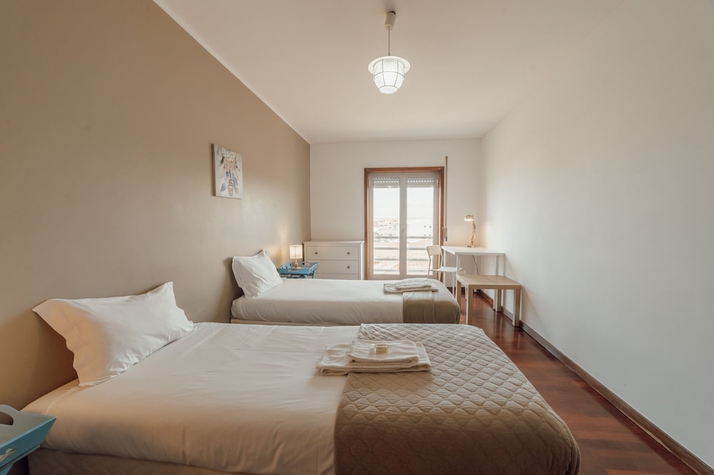 Espinho Modern 3 Bedroom Apartment by Vacationy