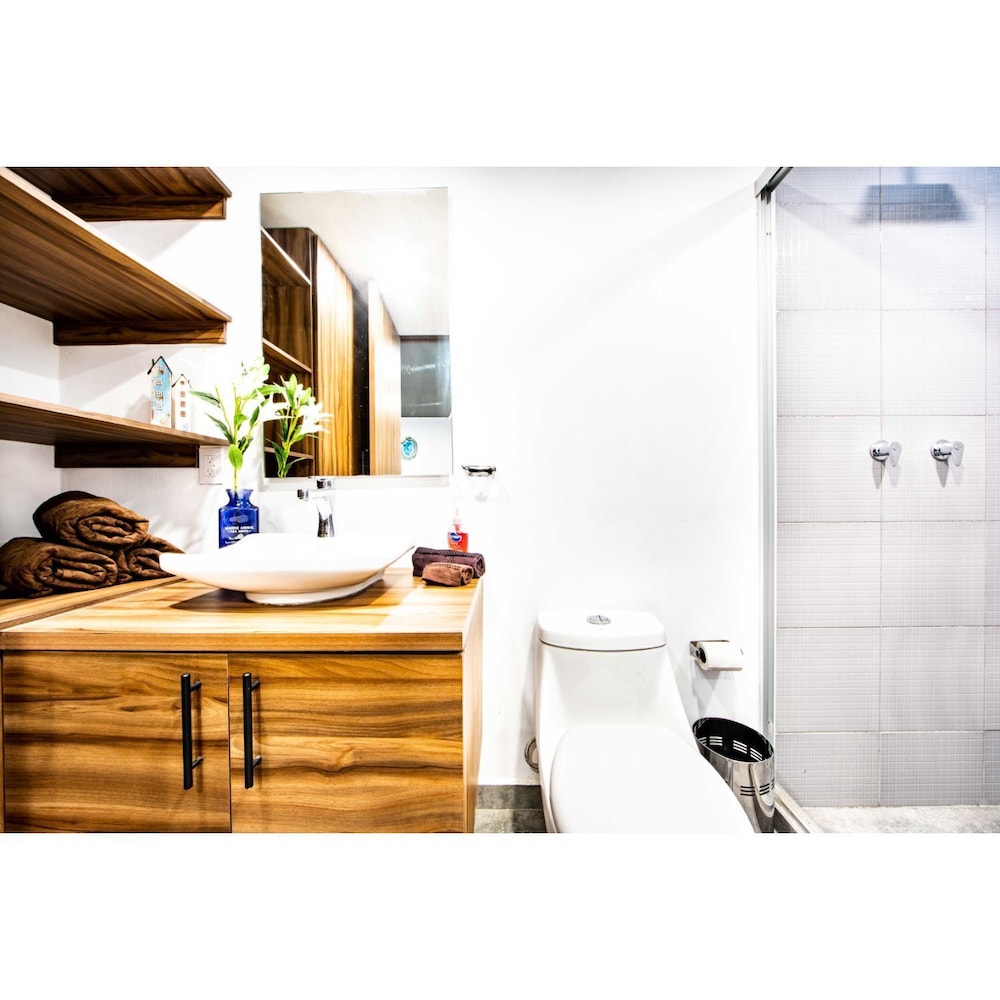Brand New 1BDRM Private Patio Apartment 5 Stars photo 5