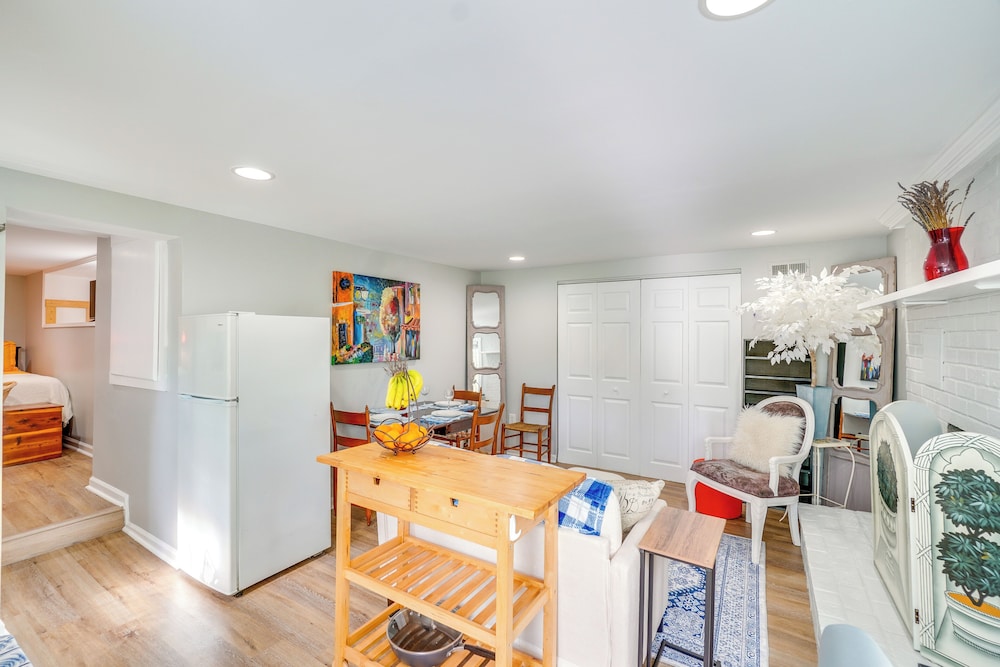 < 1 Mi to Wineries: Quaint & Cozy Waterford Studio