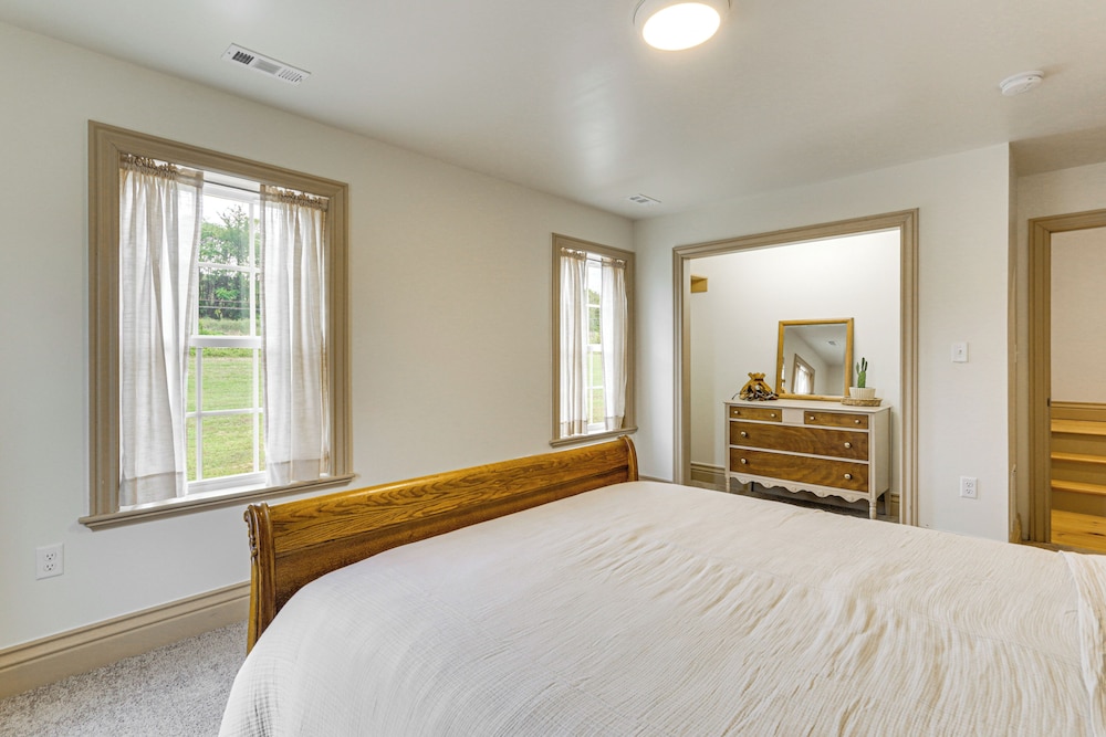 Updated Farmhouse < 2 Mi to Historic Middletown!