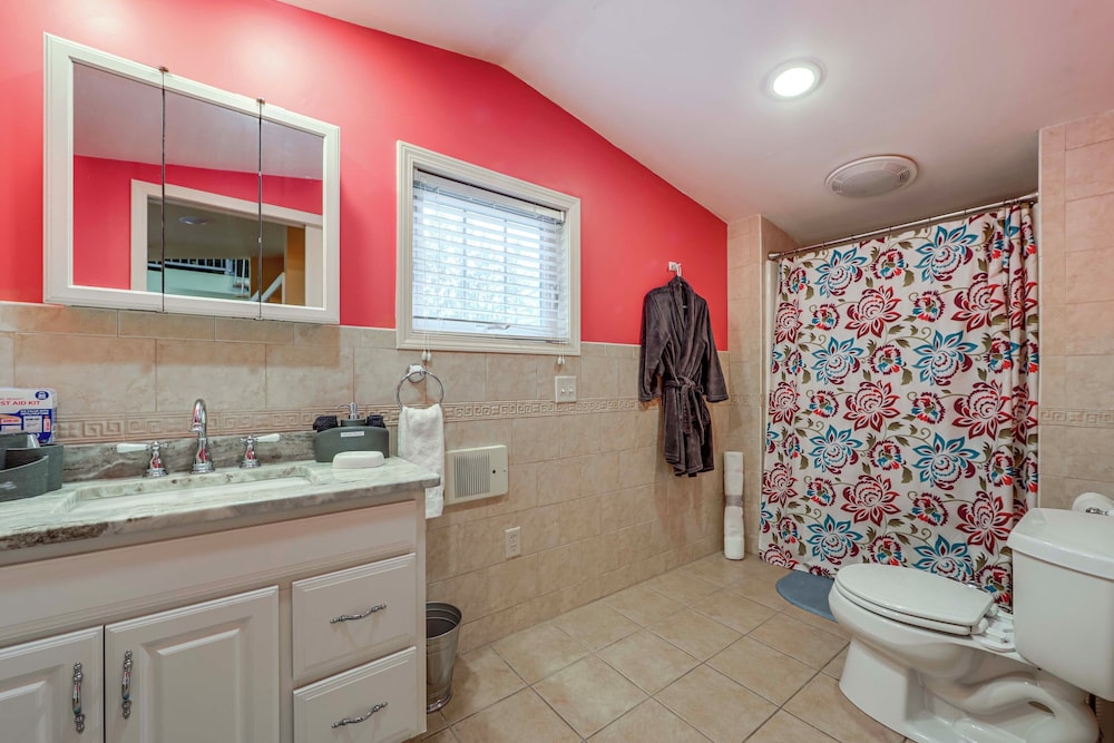 11 Mi to Oneida Lake: Spacious Apt in Verona!