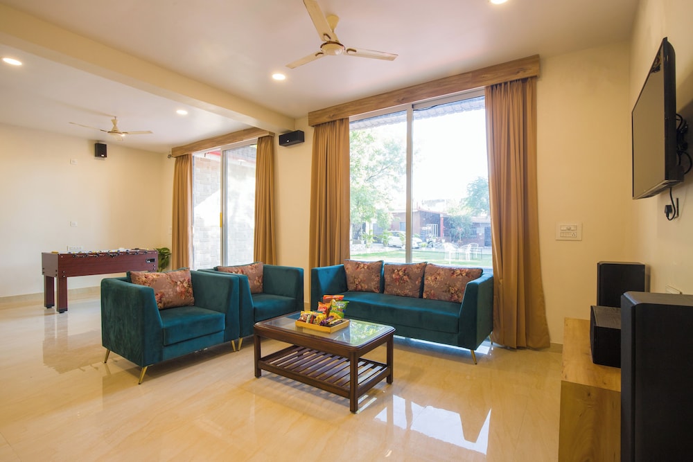 Alaya Stays 5BHK Roohmon's Farm Pvt Pool