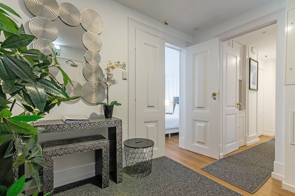 Bairro Alto Palace  Apartment for Large Groups view 3