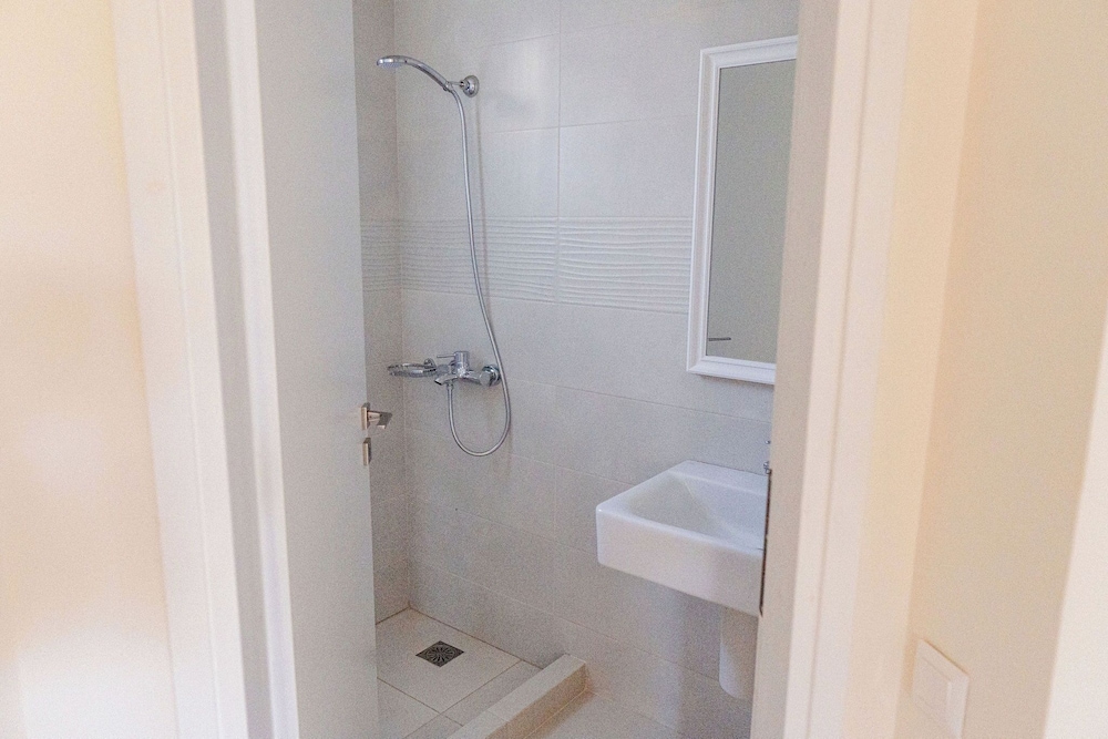 Phaedrus Living: Seaside Thalassa Cretan 101