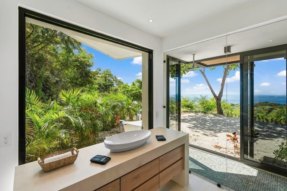 Luxurious Ultramodern Property with Private Suites, Infinity Pool, and Sweeping Ocean and Mountain Views