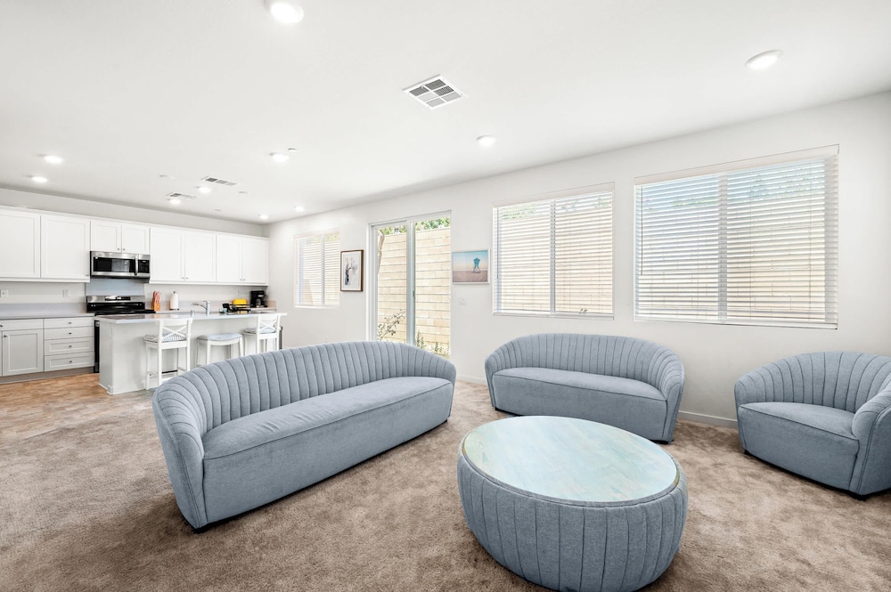 Sunny & Stylish Near LA 4BR Home w Desks & Lounge