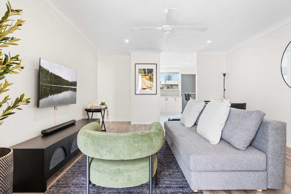 Elegant 2-bed With Balcony by Parks and Amenities