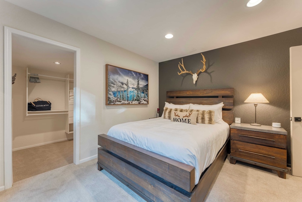 Westlake Cabin by Avantstay Hot Tub, Near Skiing, Walk to Restaurants & Lake!