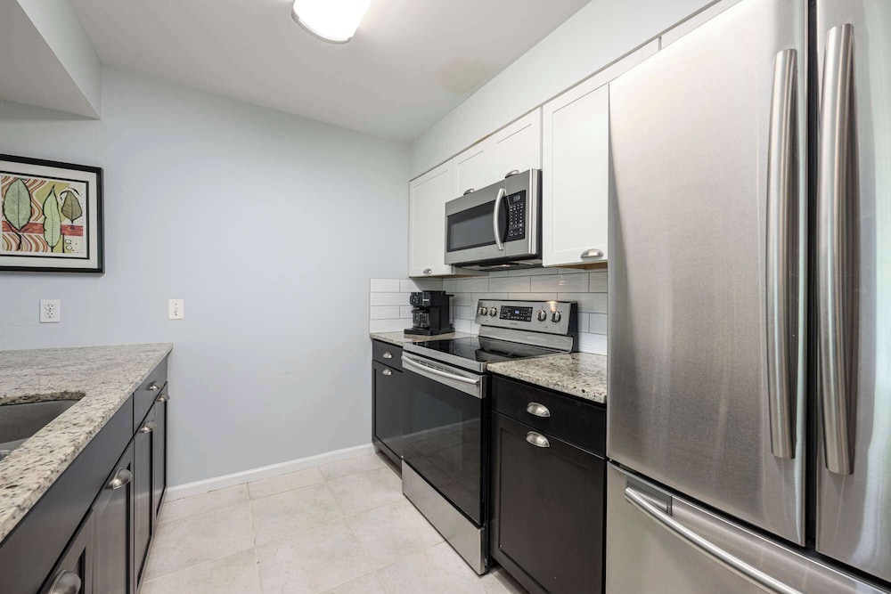 Sunshine & Whiskey Condo for 6 With Resort Amenities Near Grand Boulevard