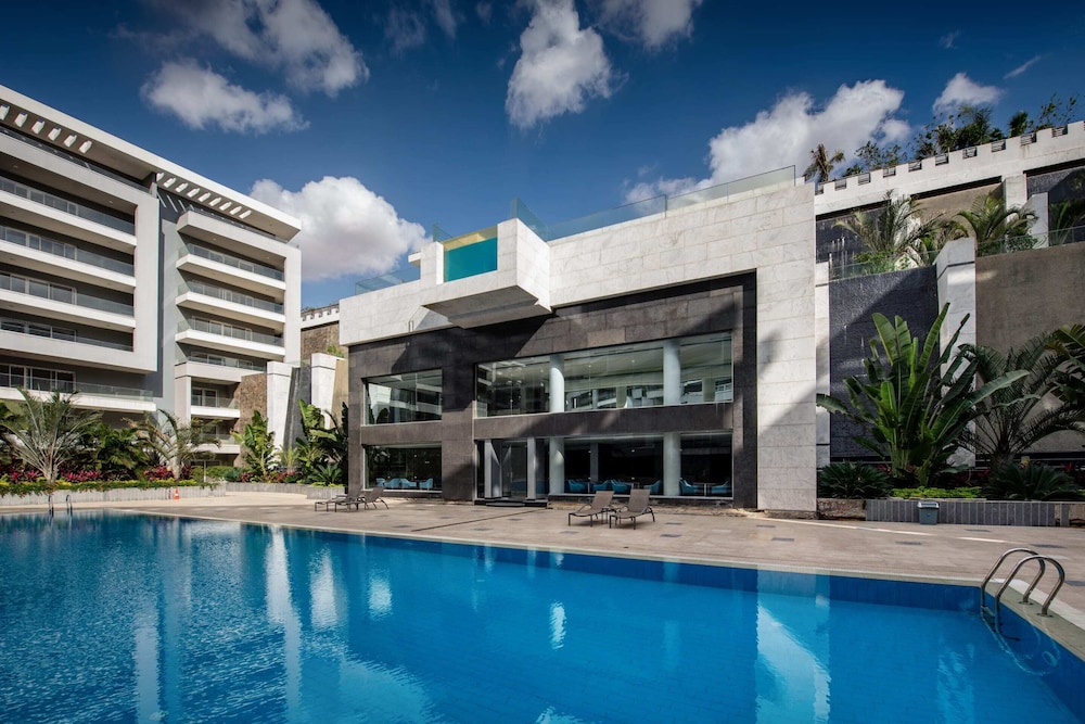Xuru Stays I Waterfront Designer 2BR - 5 min to Airport
