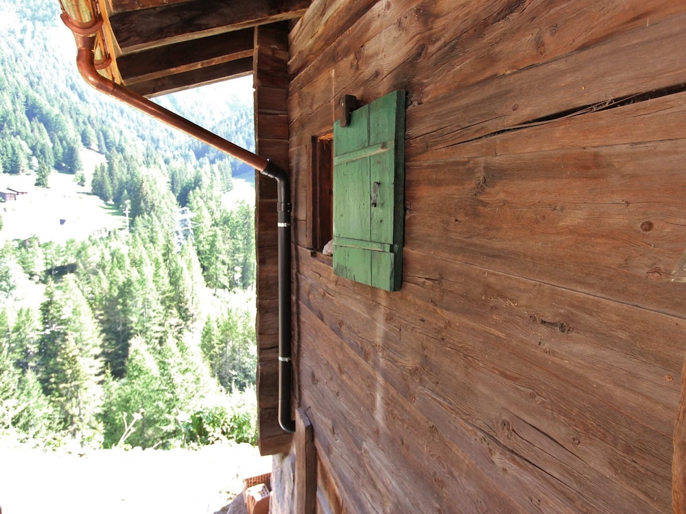 Mountain View Holiday Home in Binntal near Lengtal Deck