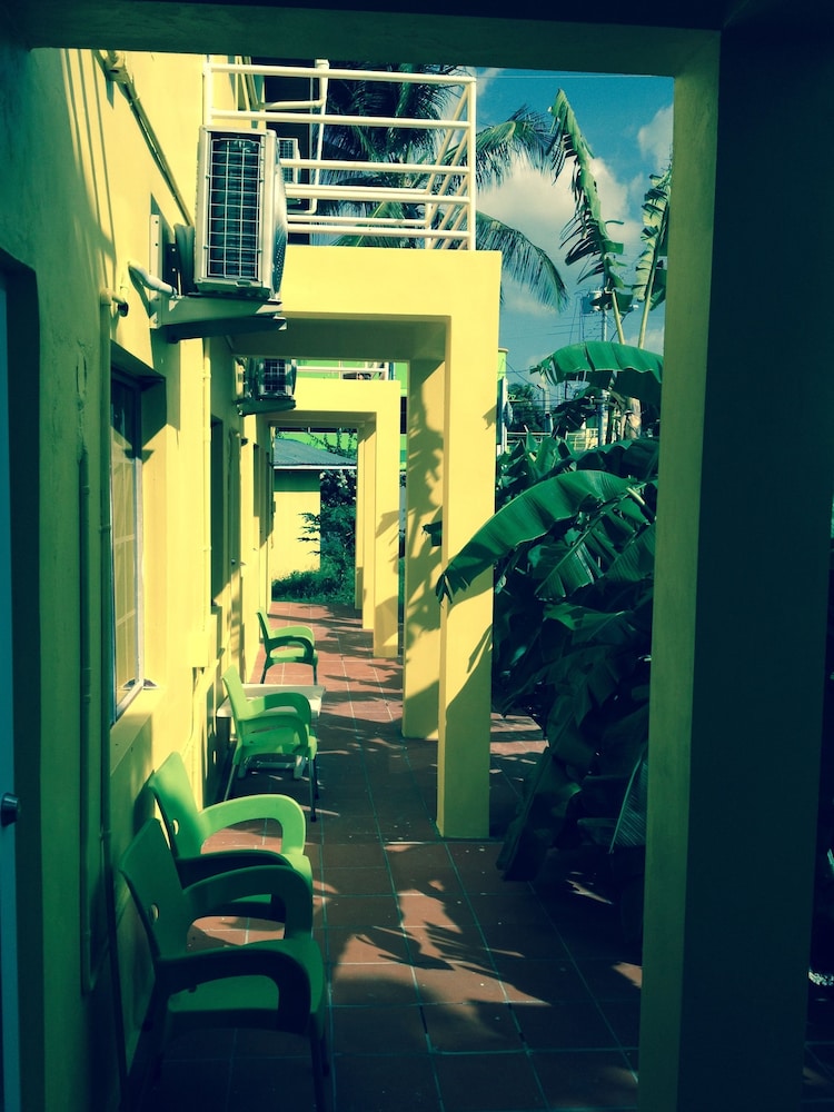 BAGOS ECO RETREAT & CAFE