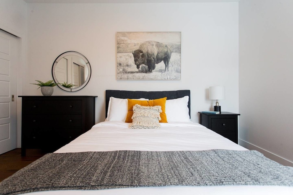 Spacious 2 Bedroom Condo in Little Italy - Image 3