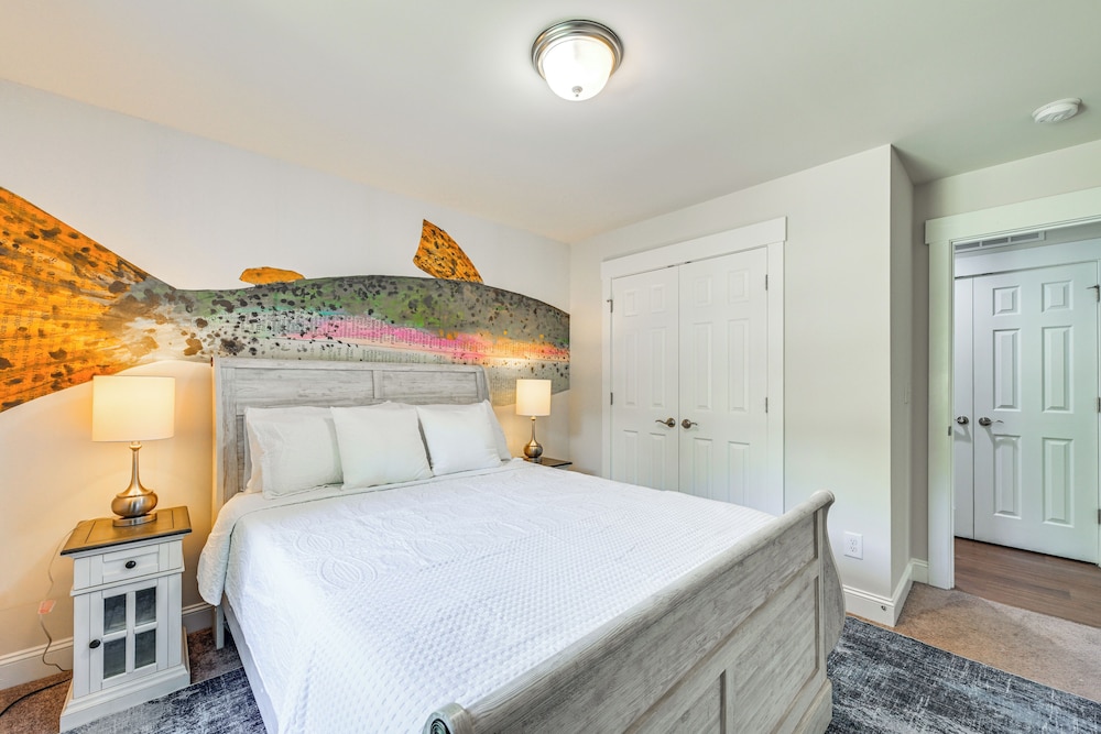 Easy Uptown Access: Charlotte Gem w/ Peaceful Yard