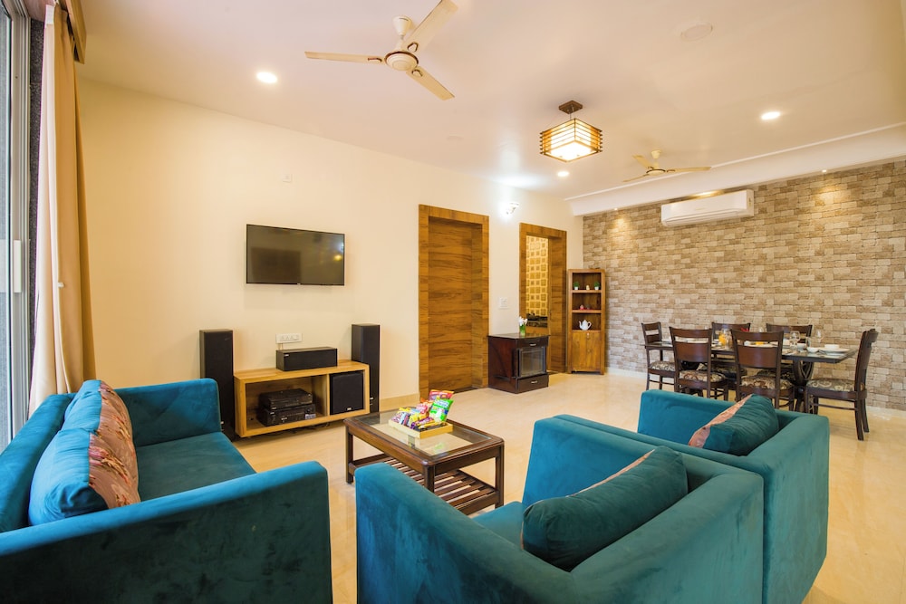 Alaya Stays 5BHK Roohmon's Farm Pvt Pool