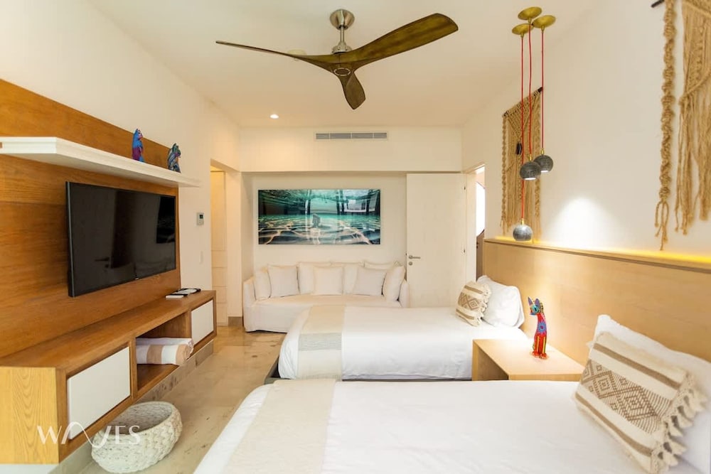 3 Br Ocean Front PH With Stunning Views