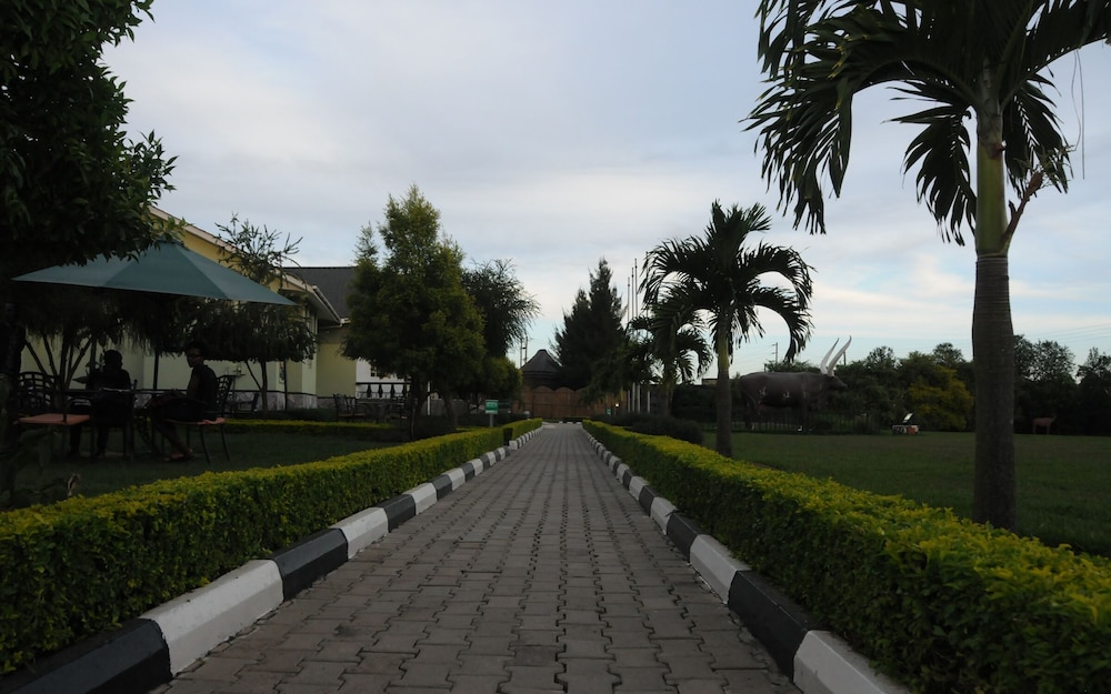 Igongo Country Hotel and  Cultural Centre
