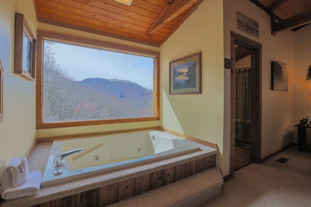 Cherokee Winds 2 Bedroom Cabin by RedAwning view 5