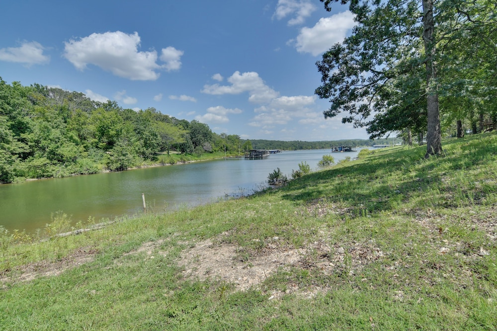Charming Studio w/ Pool & Table Rock Lake Access!